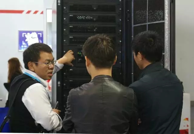 恩億梯客服人員接待客戶(hù) 恩億梯客服人員接待客戶(hù)